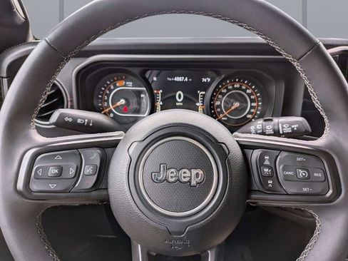 Used 2025 Jeep Wrangler Unlimited Rubicon w/ Convenience Group AWD/4WD image 29