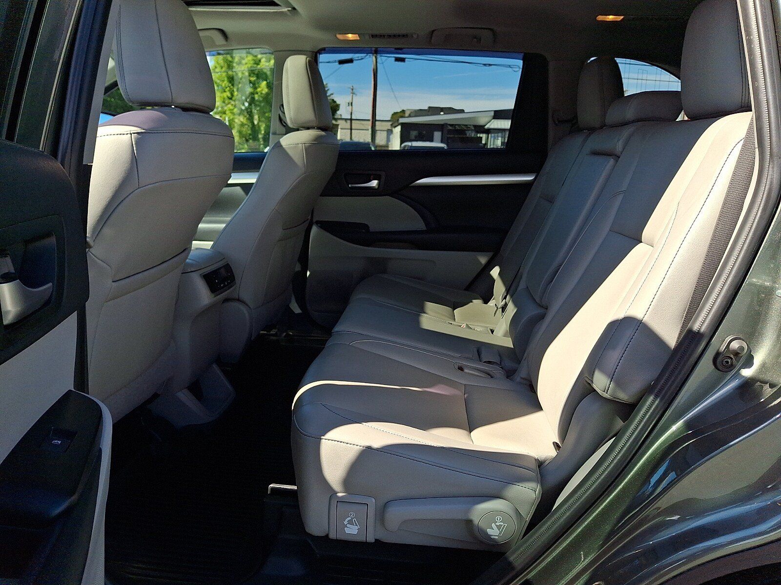 Used 2019 Toyota Highlander XLE AWD/4WD image 10