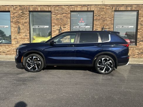 Used 2022 Mitsubishi Outlander SE image 2