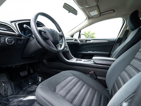 Used 2017 Ford Fusion SE w/ Fusion SE Technology Package image 15