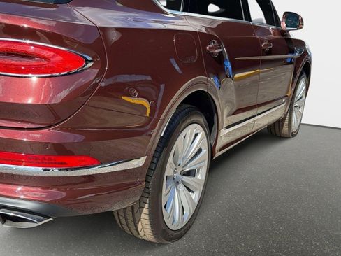 Used 2022 Bentley Bentayga image 17
