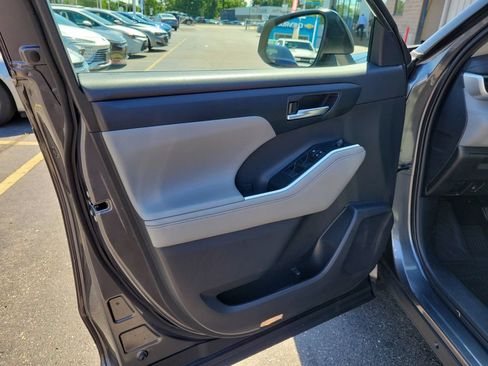Used 2020 Toyota Highlander XLE AWD/4WD image 24
