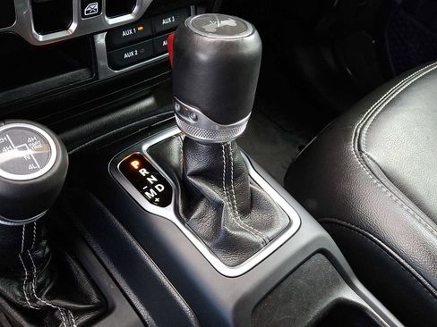 Used 2022 Jeep Wrangler Unlimited Sahara w/ Cold Weather Group AWD/4WD image 15