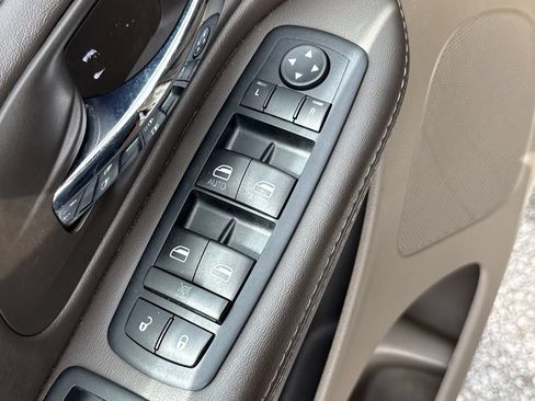 Used 2015 Chrysler Town & Country Touring FWD image 18