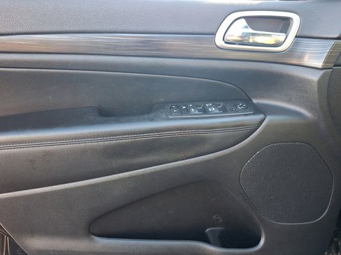 Used 2022 Jeep Grand Cherokee Laredo X image 12