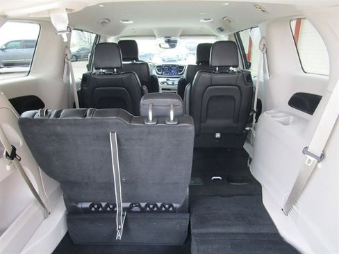 Used 2023 Chrysler Pacifica Touring-L FWD image 17