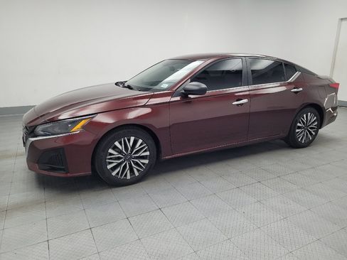Used 2024 Nissan Altima 2.5 SV FWD image 2
