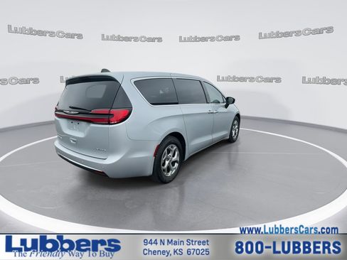 Used 2024 Chrysler Pacifica Limited FWD image 8