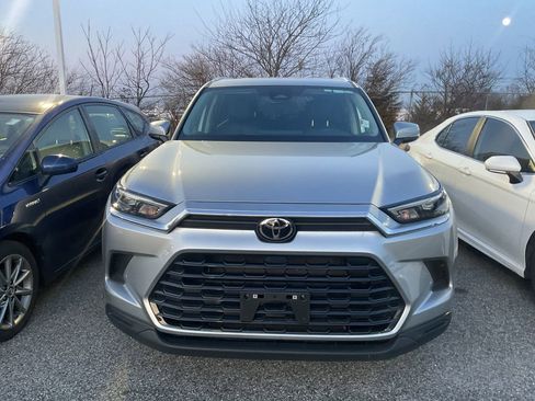 Used 2025 Toyota Grand Highlander AWD image 3