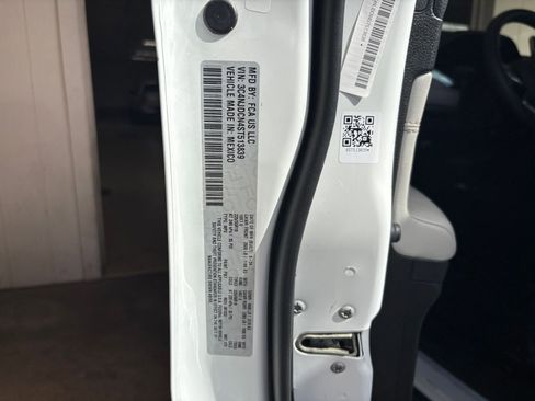 Used 2025 Jeep Compass Limited image 30