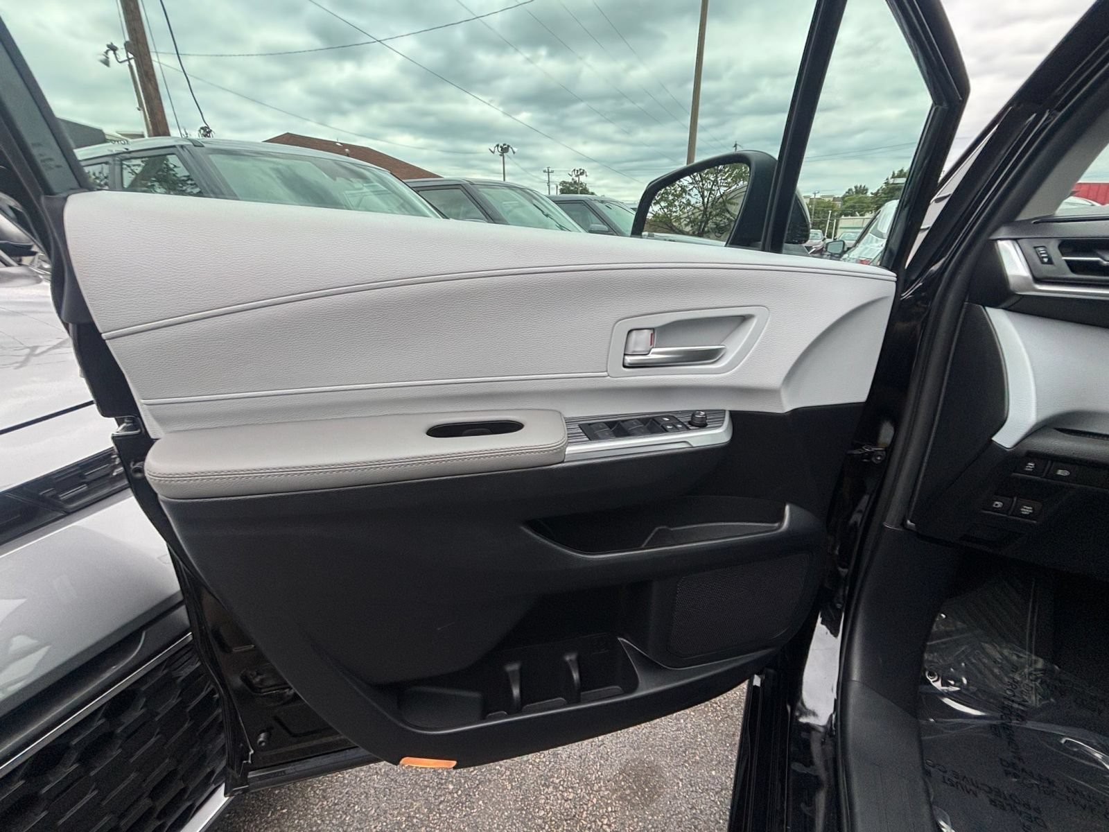 Used 2025 Toyota Sienna XLE FWD image 18