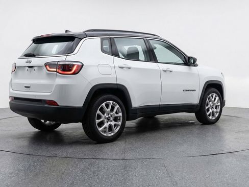 Used 2025 Jeep Compass Limited image 9