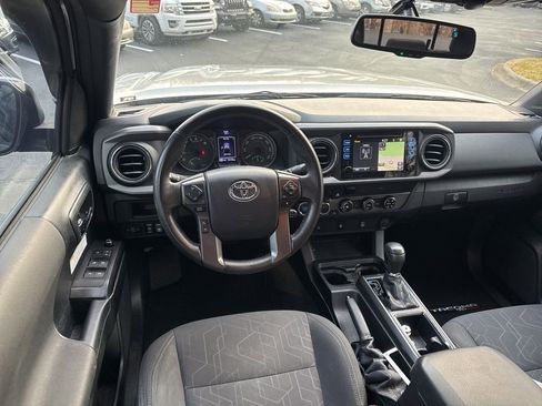 Used 2017 Toyota Tacoma TRD Off-Road image 2