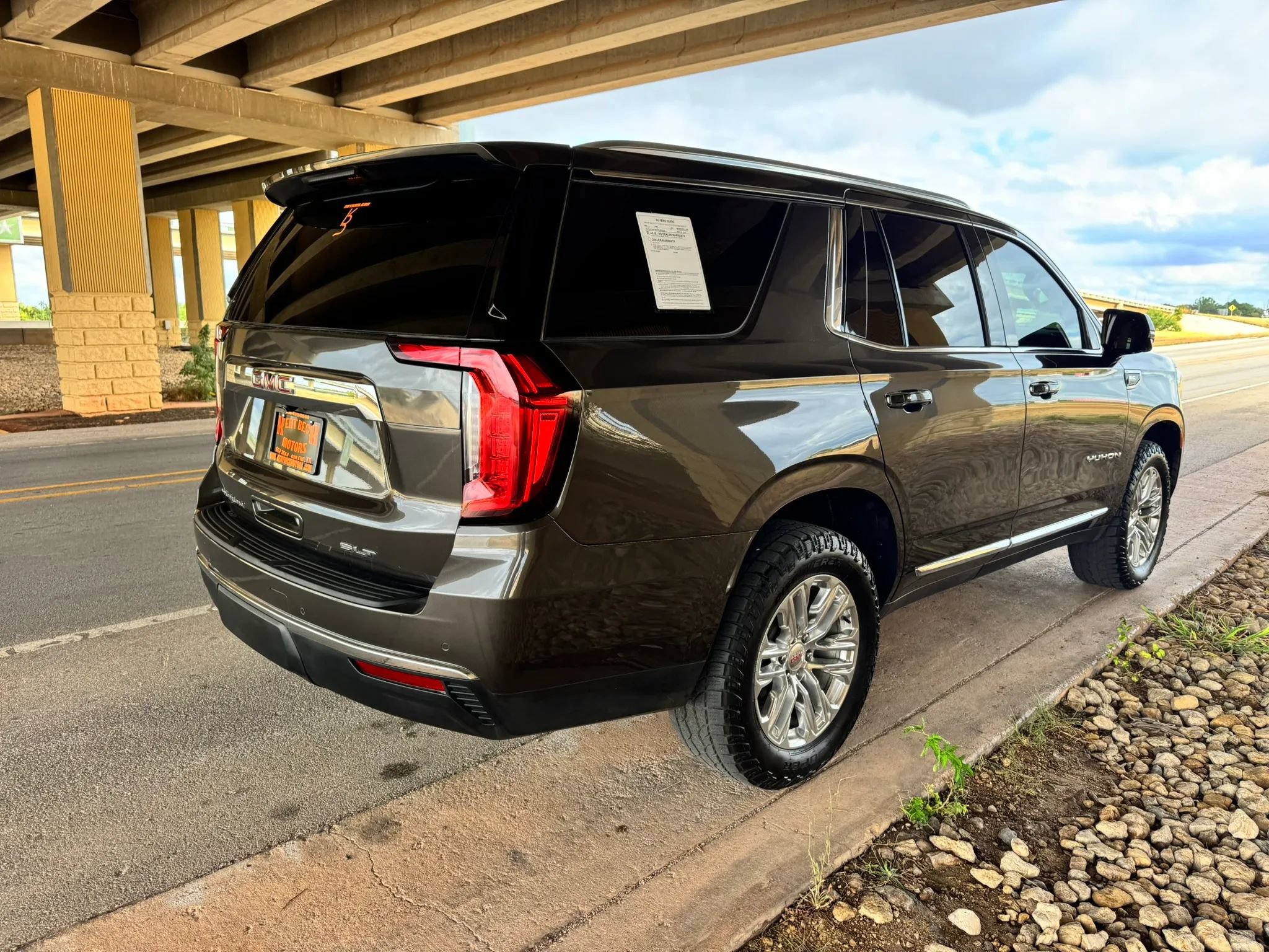 Used 2021 GMC Yukon SLT w/ SLT Luxury Plus Package AWD/4WD image 3