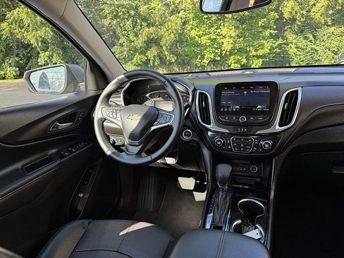 Used 2023 Chevrolet Equinox Premier image 11