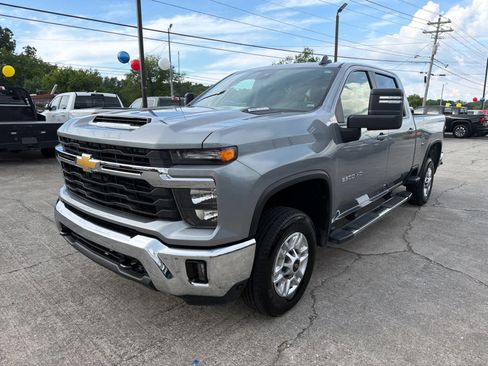 Used 2025 Chevrolet Silverado 2500 LT w/ Convenience Package AWD/4WD image 4