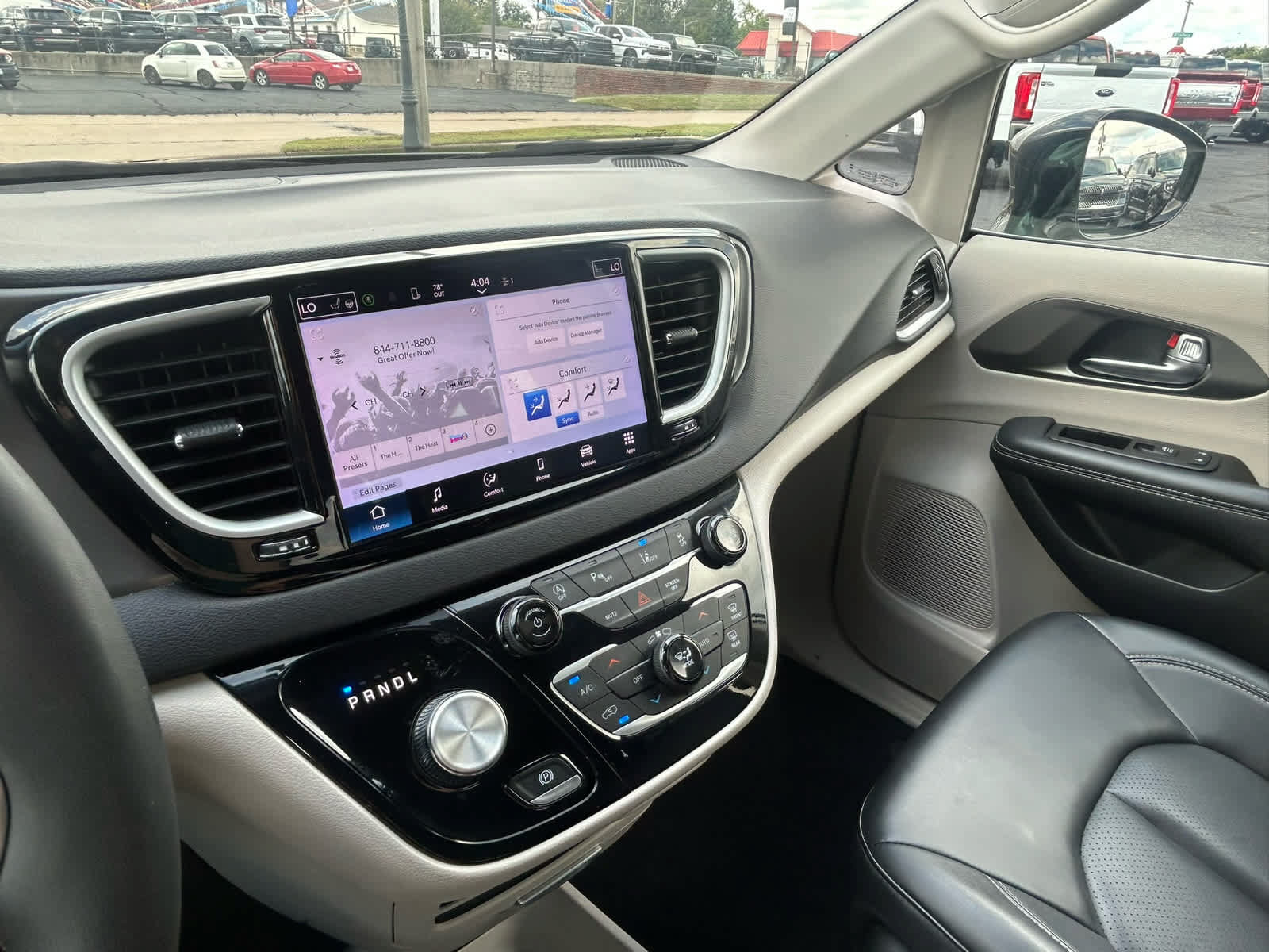 Used 2024 Chrysler Pacifica Touring-L FWD image 31