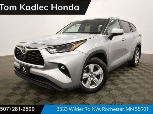 Used 2024 Toyota Highlander LE image 1