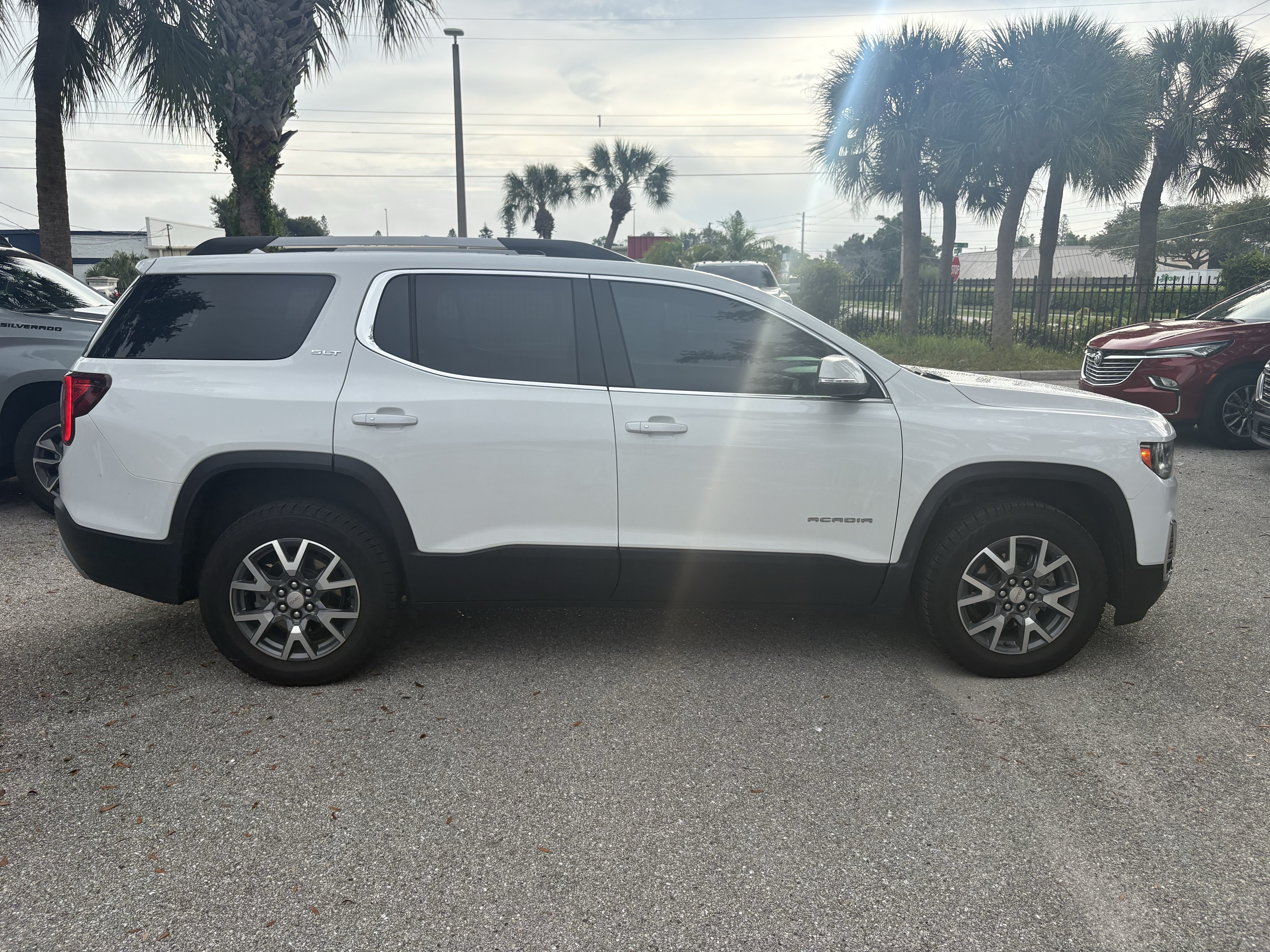 Used 2022 GMC Acadia SLT w/ Technology Package FWD image 8