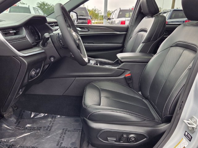 Used 2025 Jeep Grand Cherokee L Limited w/ Luxury Tech Group II AWD/4WD image 10