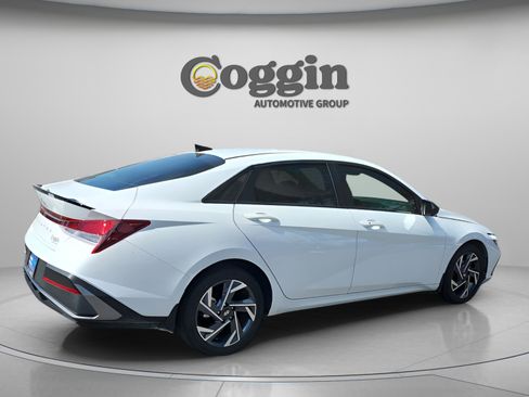 Certified 2025 Hyundai Elantra Sport image 6
