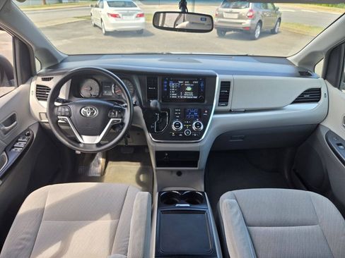 Used 2017 Toyota Sienna LE FWD image 9