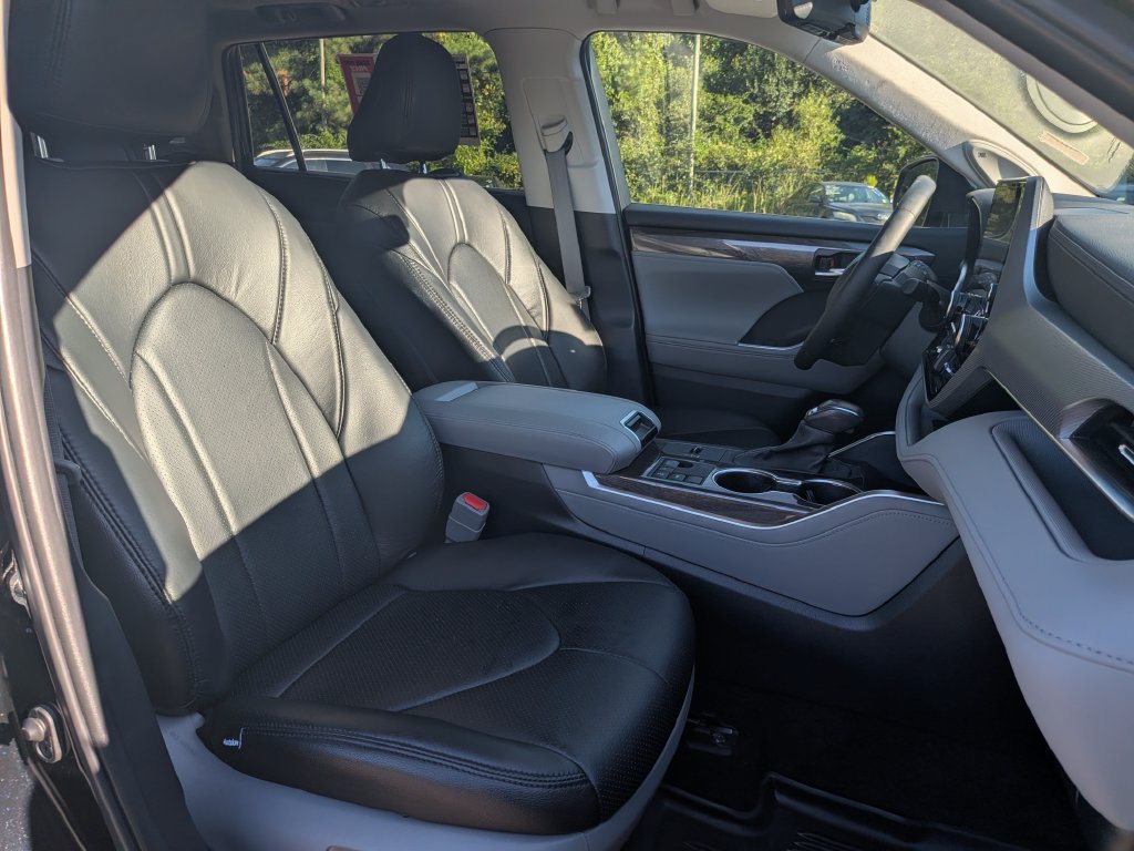 Used 2024 Toyota Highlander Platinum FWD image 31