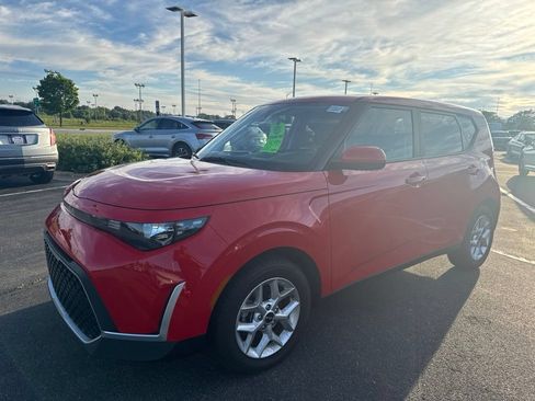 Used 2024 Kia Soul LX w/ Option Group 015 FWD image 3