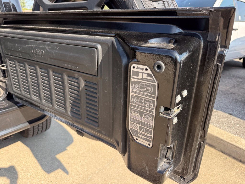 Used 2022 Jeep Wrangler Unlimited Sahara AWD/4WD image 27