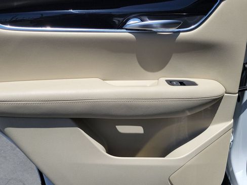 Used 2018 Cadillac XT5 FWD image 17