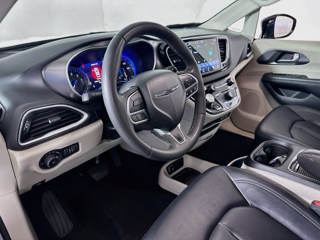 Used 2024 Chrysler Pacifica Touring-L FWD image 9