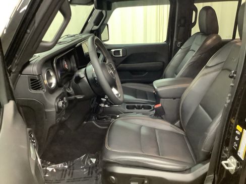 Used 2024 Jeep Wrangler Unlimited Sahara w/ Technology Group AWD/4WD image 14