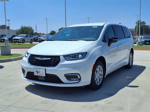 New 2026 Chrysler Pacifica Select image 3