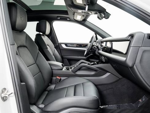 Certified 2025 Porsche Cayenne image 23