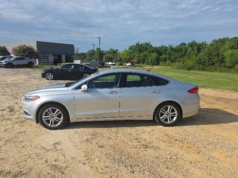 Used 2018 Ford Fusion SE w/ Fusion SE Technology Package FWD image 3