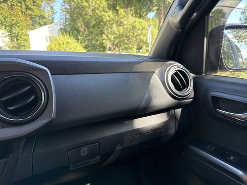 Used 2022 Toyota Tacoma TRD Off-Road w/ Technology Package image 19