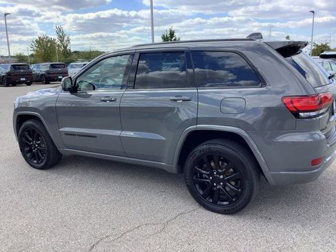 Used 2020 Jeep Grand Cherokee Altitude image 3