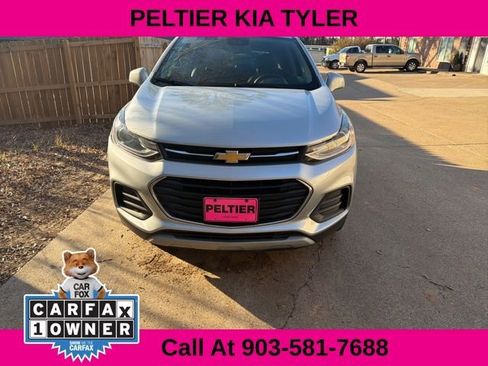 Used 2022 Chevrolet Trax LT w/ LT Convenience Package image 2