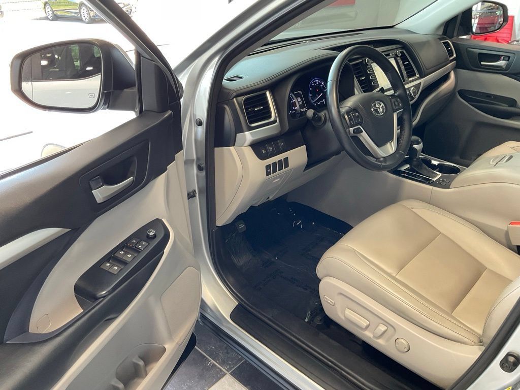 Used 2018 Toyota Highlander XLE AWD/4WD image 9