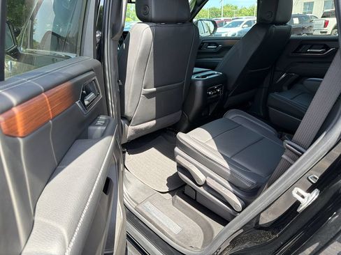 Used 2025 GMC Yukon Denali AWD/4WD image 14
