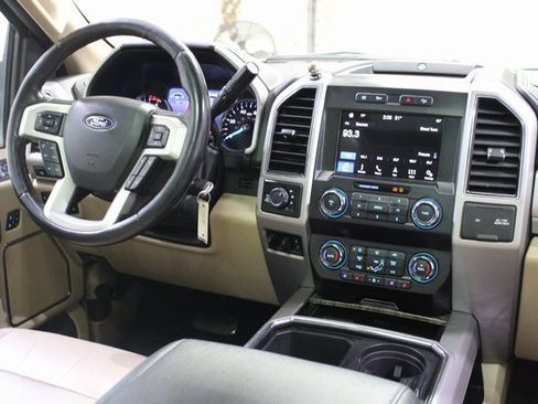 Used 2019 Ford F250 Lariat w/ Chrome Package image 24