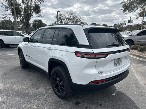 New 2025 Jeep Grand Cherokee Altitude image 5