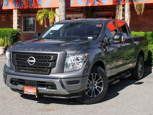 Used 2023 Nissan Titan SV w/ SV Convenience Package image 5