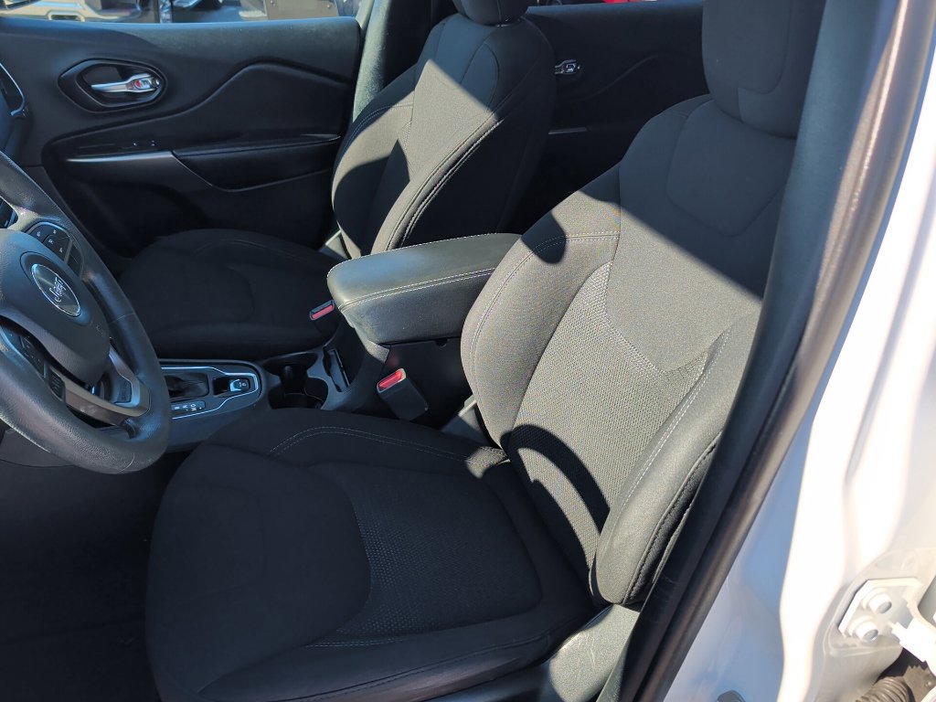 Used 2020 Jeep Cherokee Latitude FWD image 11