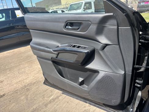 Used 2025 Nissan Pathfinder SV FWD image 18