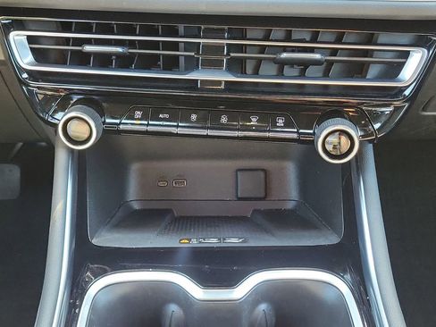 Used 2024 Chevrolet Traverse LT image 21