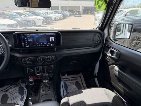 Used 2025 Jeep Gladiator Mojave w/ Convenience Group image 34