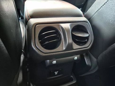 Used 2022 Jeep Wrangler Unlimited Rubicon w/ Cold Weather Group AWD/4WD image 25