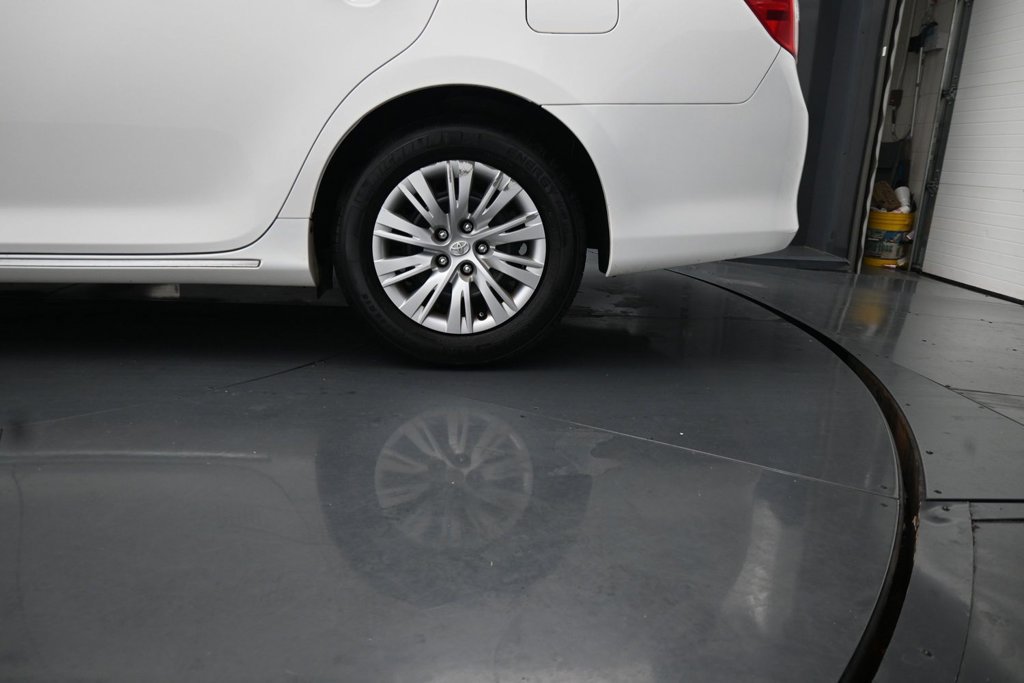 Used 2014 Toyota Camry LE FWD image 14