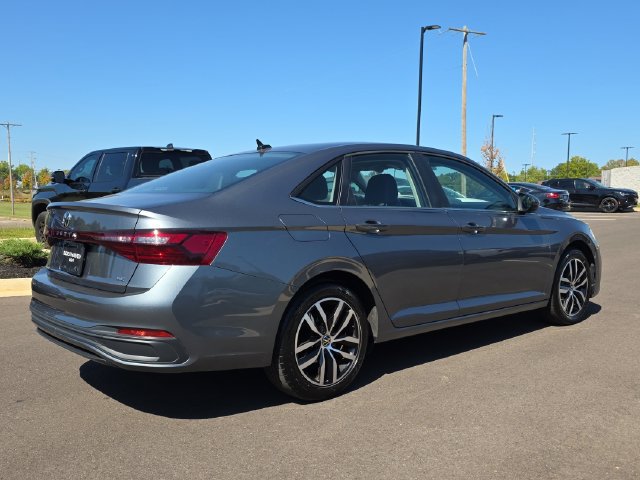 Used 2025 Volkswagen Jetta SE FWD image 5